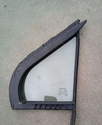 Toyota Yaris Front door vent window glass four-door 