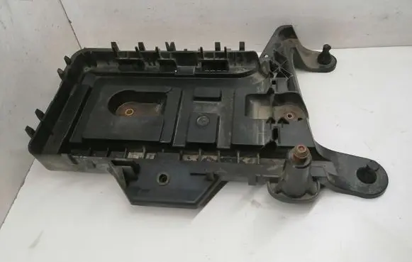 Volkswagen PASSAT B6 Battery tray 1K0915333
