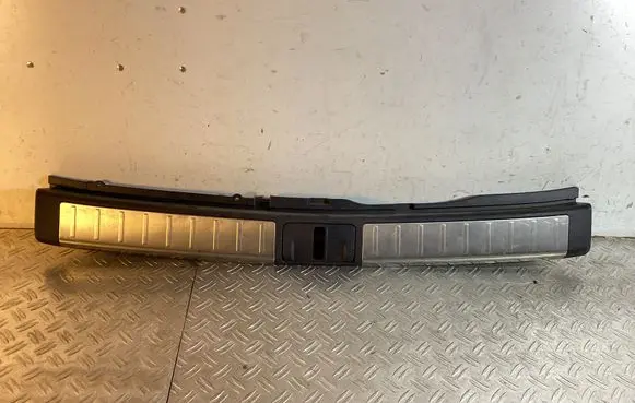 Trunk/boot sill cover protection