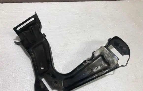 Skoda Octavia Mk2 (1Z) Headlight/headlamp mounting bracket 1Z0805072