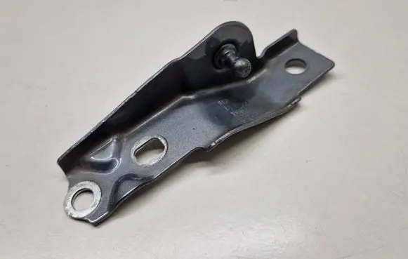 Engine bonnet/hood hinges