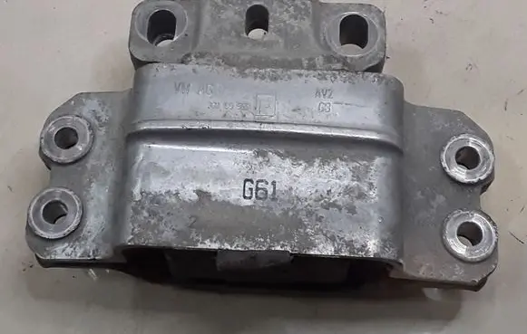 Volkswagen PASSAT B6 Engine mount bracket 3C0199555