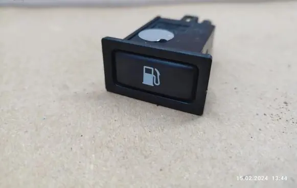 Toyota Avensis T250 Fuel tank opening switch 156795