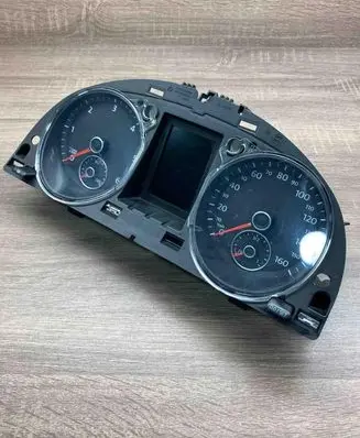 Volkswagen PASSAT B7 Speedometer (instrument cluster) 3AA920970A