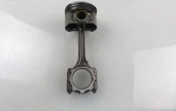 Mitsubishi Outlander Piston with connecting rod 63DV