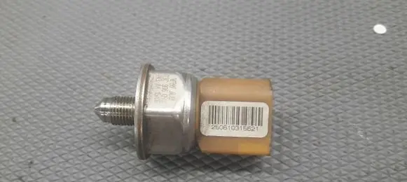 Audi A8 S8 D3 4E Fuel pressure sensor 03C906051C