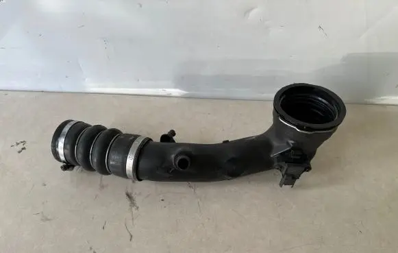 BMW 5 F10 F11 Intercooler hose/pipe 7588268