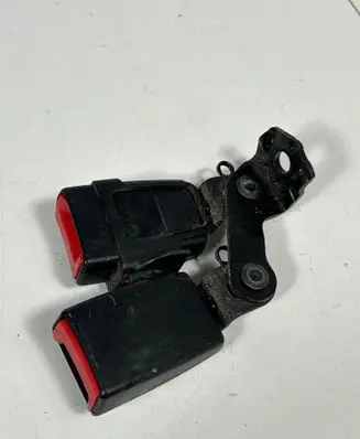 Middle seatbelt buckle (rear)