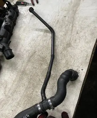 Coolant pipe/hose