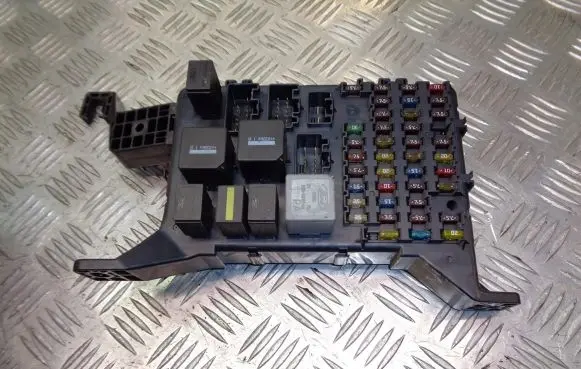 Ford Mondeo Mk III Fuse box cover 4S7T-14A073-AA