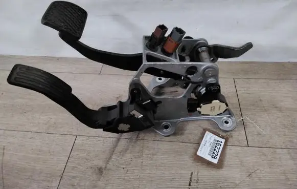 Nissan Leaf I (ZE0) Accelerator throttle pedal
