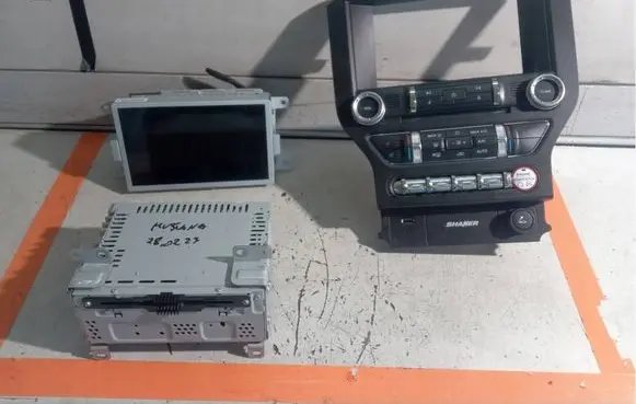 Ford Mustang VI Radio/CD/DVD/GPS head unit GR3T19C107KK HR3T14G370FFD