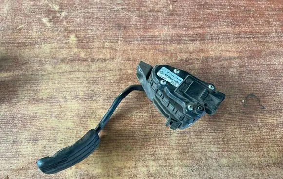 Accelerator throttle pedal