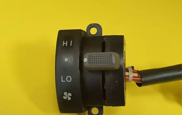 Hyundai Trajet Other switches/knobs/shifts 979833AXXX
