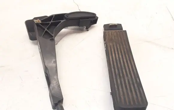 Mercedes-Benz E W124 Accelerator throttle pedal 1263000504 1243011320