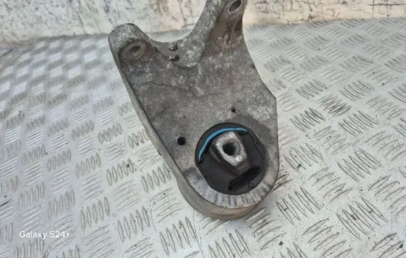 Engine mount bracket