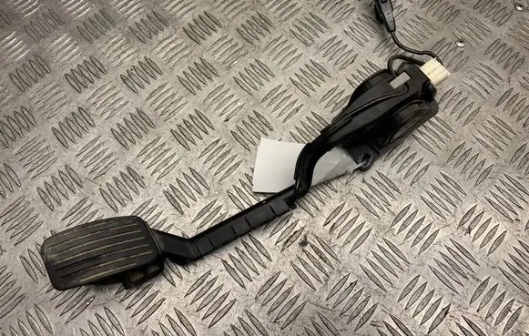 Accelerator throttle pedal