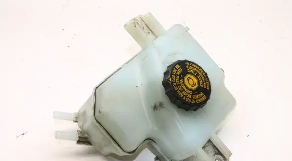 Toyota Yaris Brake fluid reservoir 
