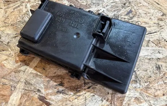 Volkswagen Polo III 6N 6N2 6NF Fuse box cover 6X0937550A