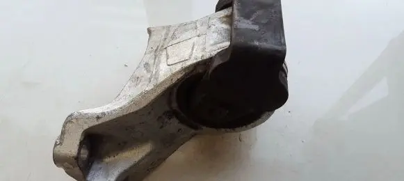 Honda CR-V Engine mount bracket
