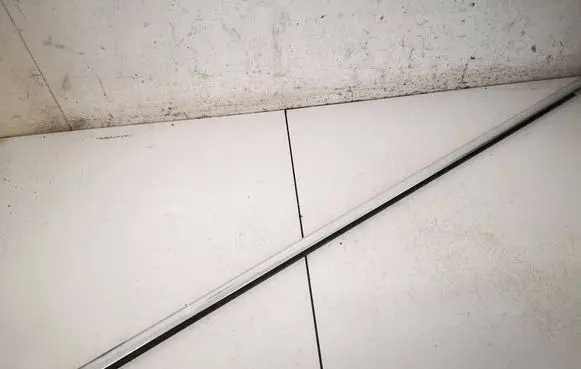 Volkswagen PASSAT B6 Front door glass trim molding 3C4837475B