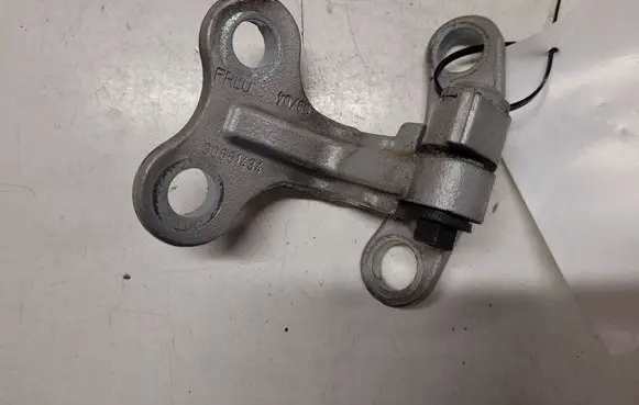 Volvo V50 Front door upper hinge