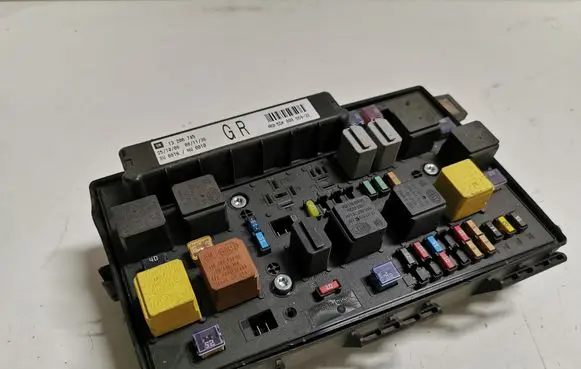 Opel Zafira B Fuse module 13206745