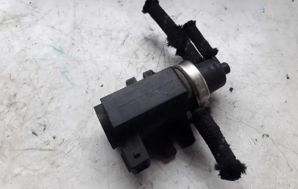 Volkswagen PASSAT B5 Vacuum valve 1H0906627