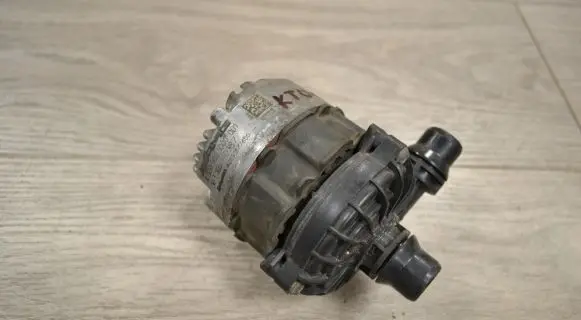 Mercedes-Benz C AMG W205 Water pump A0005003000