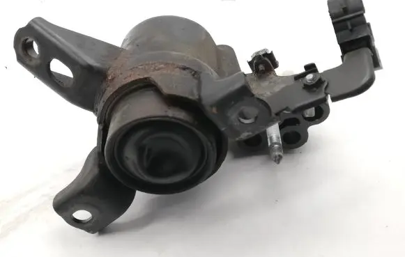 Toyota Avensis T270 Engine mount bracket