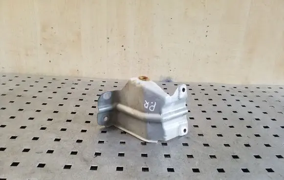 Fender mounting bracket