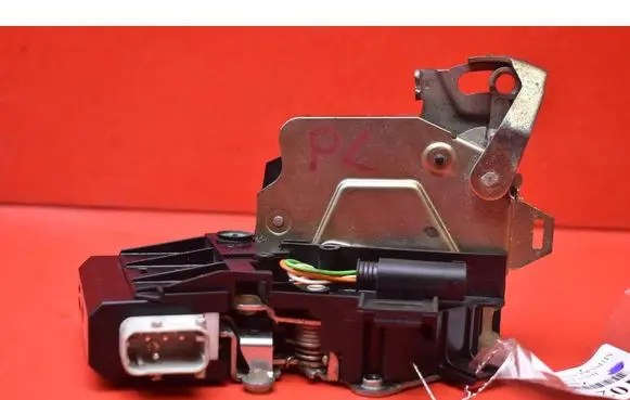 BMW 5 E39 Front door lock 8352165