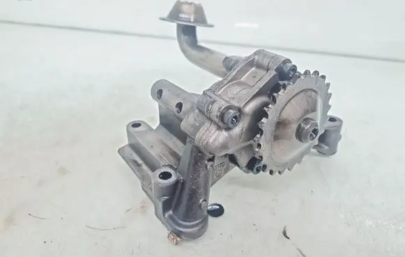 Volkswagen Touran I Oil pump 038115105C
