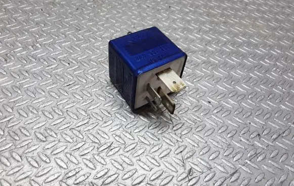 Audi A6 Allroad C5 Fuel pump relay 8A0951253