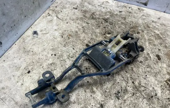 Volkswagen Touareg I Front door exterior handle/bracket 7L0837886C