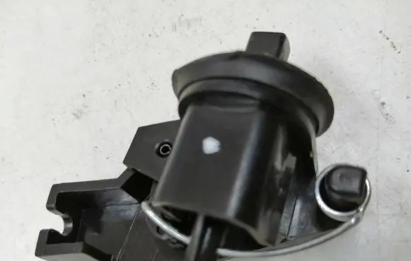 Nissan Pulsar Fuel tank cap lock 