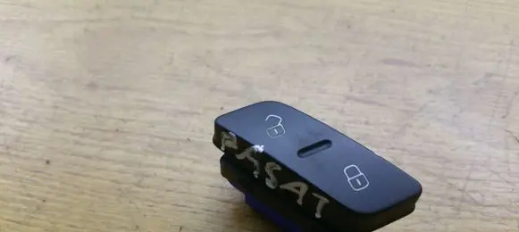 Volkswagen PASSAT B7 Central locking switch button 3AA962126