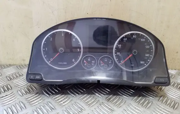 Volkswagen Tiguan Speedometer (instrument cluster) 5N0920970D