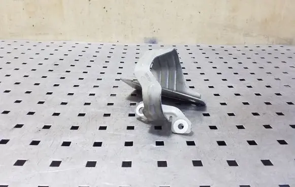 Fender mounting bracket