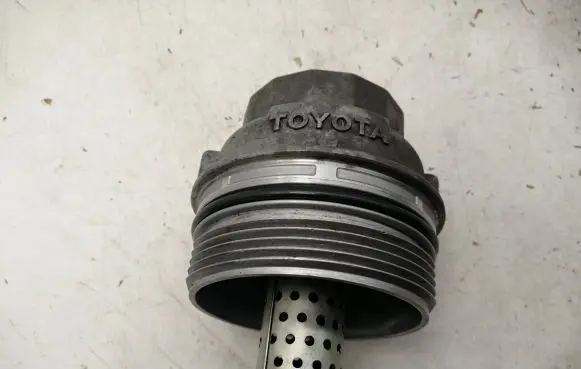 Toyota Avensis T270 Oil filter cover 156200R011