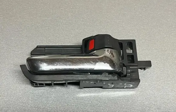 Suzuki Swift I Front door interior handle