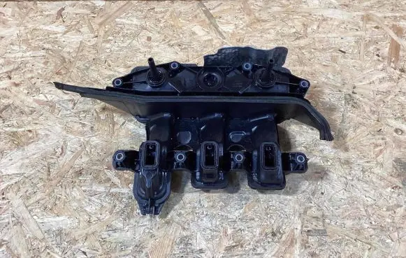 Nissan Qashqai Intake manifold 118305906R 110301003r