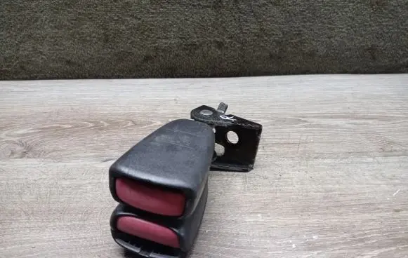 Volvo S60 Middle seatbelt buckle (rear) 