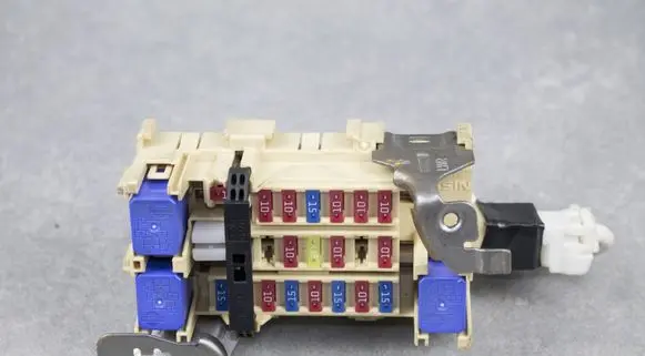 Nissan Note (E12) Fuse module