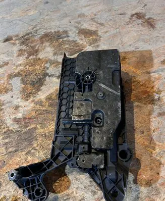 Volkswagen PASSAT B8 Battery tray 5Q0915321H
