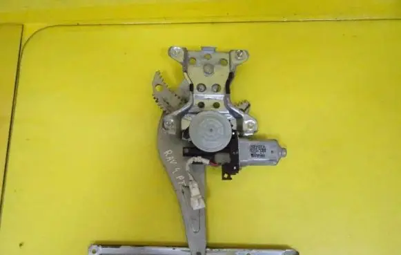 Toyota RAV 4 (XA10) Rear door window regulator with motor 85720-42020 062100-6884