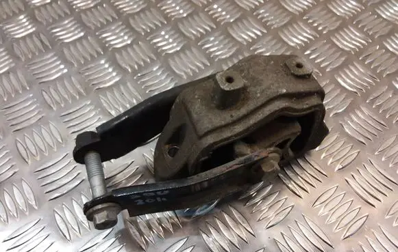 Volvo S60 Engine mount bracket