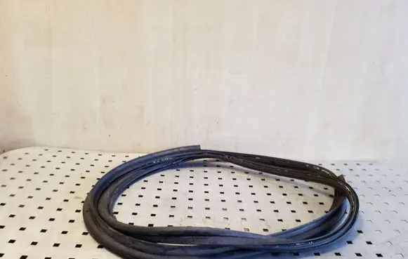 Trunk rubber seal (body)