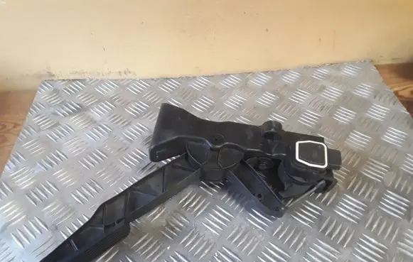 Mercedes-Benz A W169 Accelerator throttle pedal A1693000104 91736020