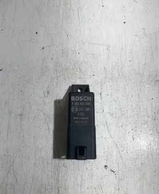 Volkswagen PASSAT B6 Glow plug pre-heat relay 038907281D